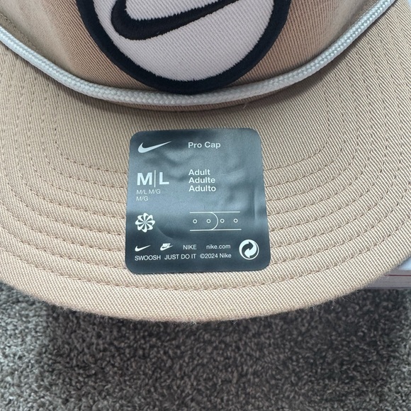 Nike Snap Back Hat - Picture 2 of 5